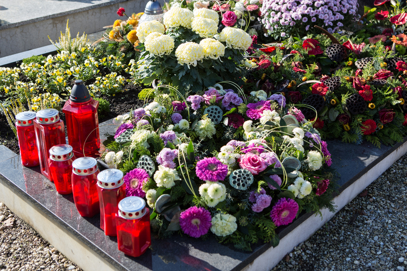 Grab mit Blumen und Kerzen