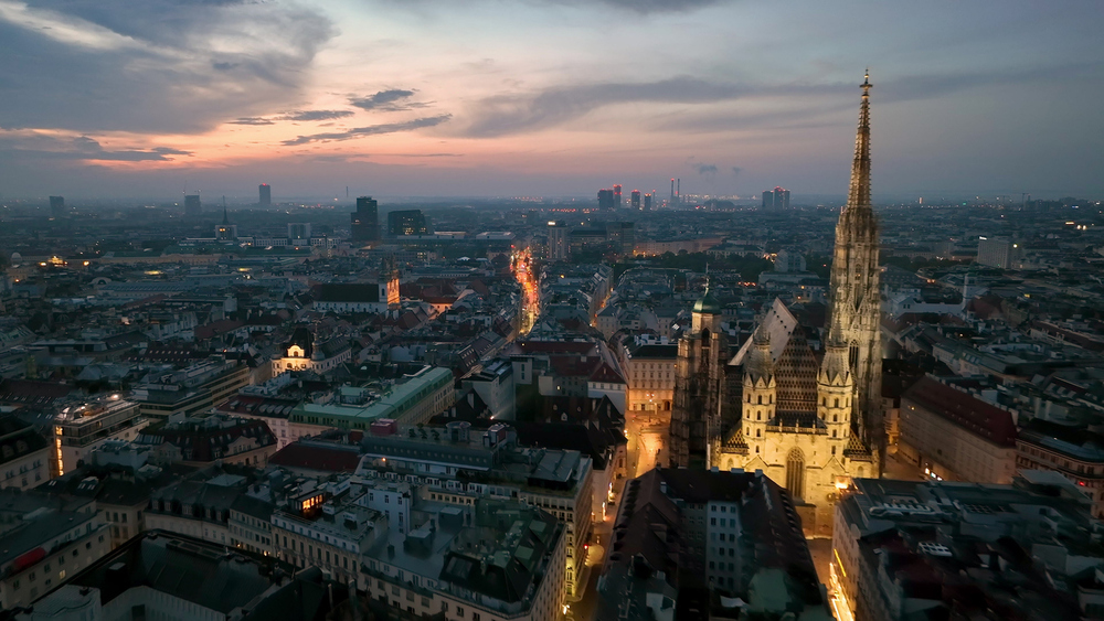 Abendliche Luftaufnahme über Wien mit dem Stephansdom.