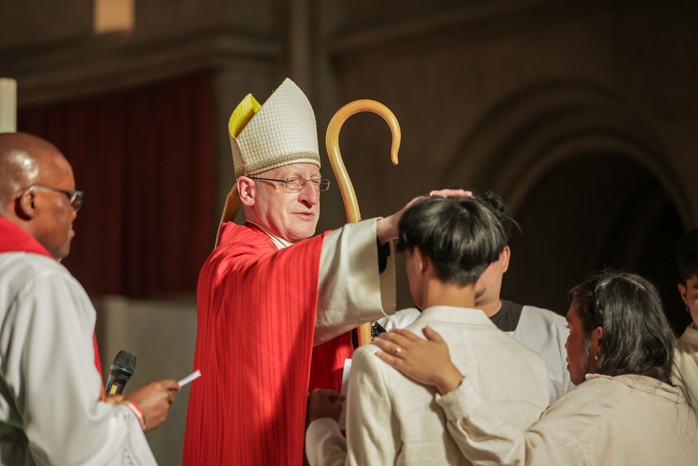 Formung der anderssprachigen Gemeinde in der Canisiumskirche durch Weihbischof Scharl 2024
