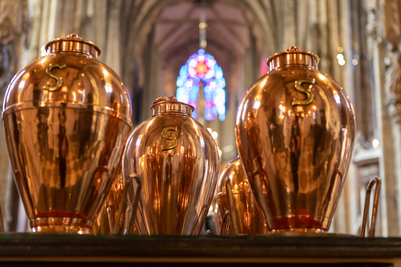 Bei der Chrisammesse oder Ölweihmesse werden die heiligen Öle für die gesamte Diözese und das ganze Jahr geweiht bzw. gesegnet. In Wien findet sie traditionellerweise am Montag der Karwoche statt. Die drei Öle bestehen aus Olivenöl, wobei teilweise D