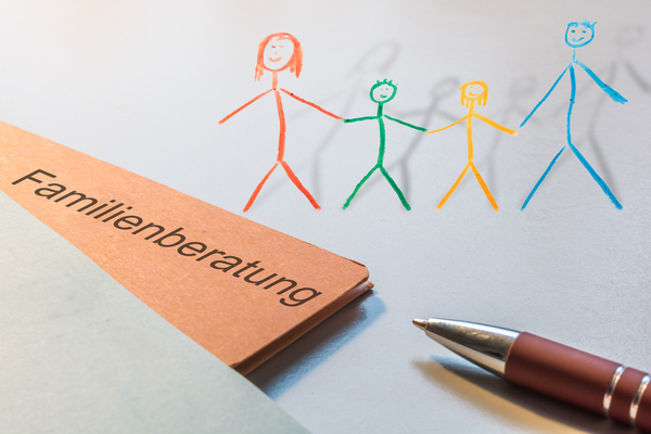 Schriftzug Familienberatung und Strichmännchen.